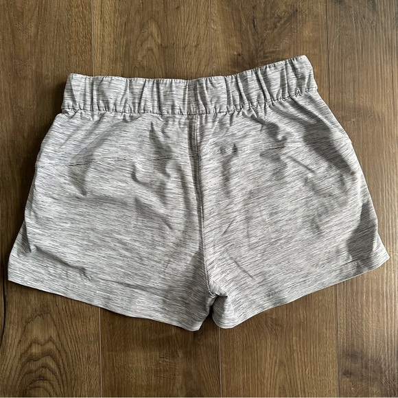 Lululemon On The Fly Short 2.5" Wee Are From Space / Alpine White - Size 8 - Picture 6 of 9